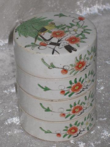 Chinese Porcelain 4 Stacked Bowls Bird beschikbaar voor biedingen