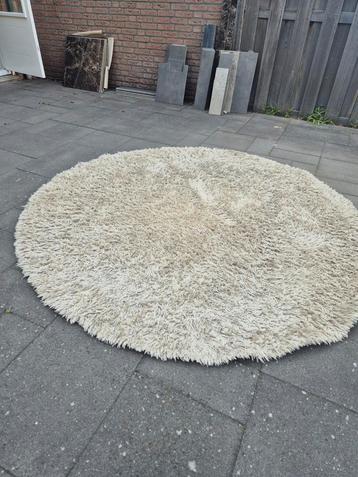 Hoogpolig zacht tapijt rond vloerkleed beschikbaar voor biedingen