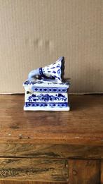Delfsbauwe miniatuur oude grammofoon, Antiek en Kunst, Antiek | Keramiek en Aardewerk, Ophalen of Verzenden