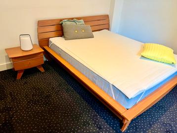 Bed nachtkastjes en kledingkast ikea-matras beschikbaar voor biedingen