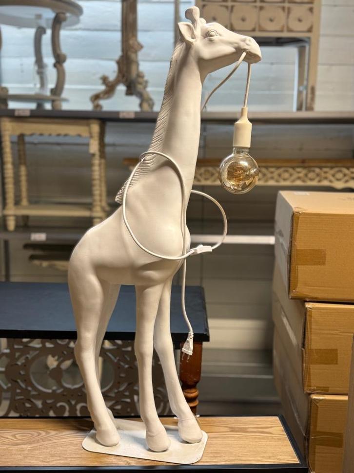 Vloerlamp witte giraffe lamp, eyecatcher voor elk interieur!, Huis en Inrichting, Lampen | Vloerlampen, Nieuw, 100 tot 150 cm