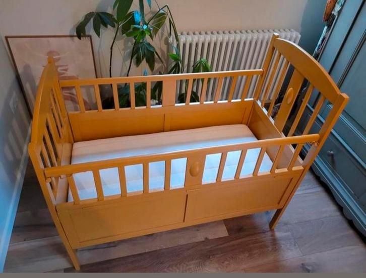Okergeel ledikant met matras - Co-sleeper functie, Kinderen en Baby's, Babywiegjes en Ledikanten, Zo goed als nieuw, Ledikant