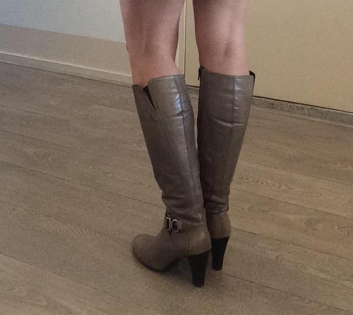 Dameslaarzen grijs/taupe leer 38, Kleding | Dames, Schoenen, Gedragen, Hoge laarzen, Grijs, Ophalen of Verzenden