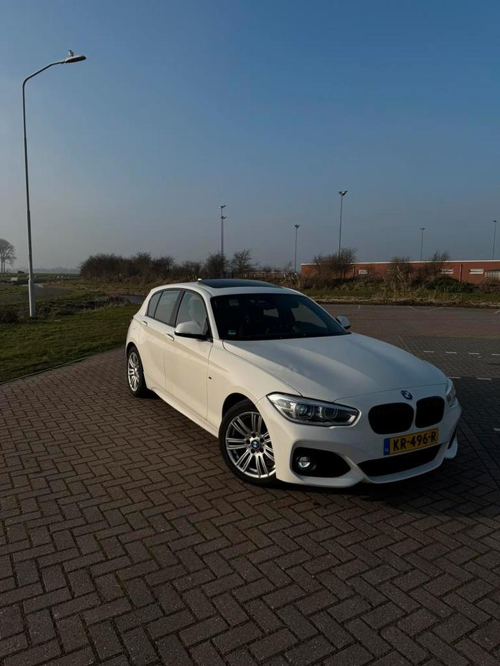 BMW 1-Serie 118i 136pk Aut 2016 Wit M- pakket, dakraam, Auto's, BMW, Particulier, 1-Serie, ABS, Adaptive Cruise Control, Airconditioning