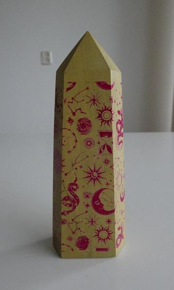 Vintage Stenen Toren of Obelisk beschikbaar voor biedingen