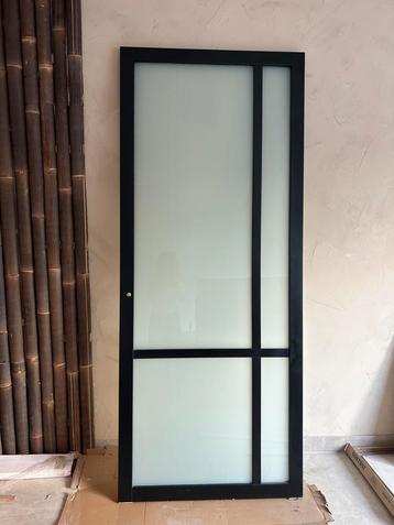 Opdekdeur zwart melkglas 231,5 x 93 + deurbeslag  beschikbaar voor biedingen