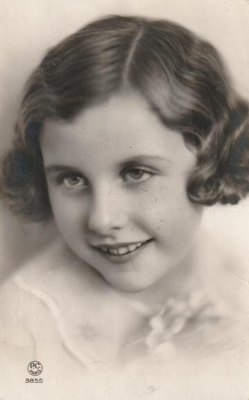 MEISJE JURK uit 1936 ZEER MOOIE KAART KH691 beschikbaar voor biedingen