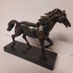 Beeld van een Sierlijk Paard op Natuurstenen Voet Gietijzer, Antiek en Kunst, Kunst | Beelden en Houtsnijwerken, Ophalen of Verzenden