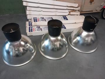 3 x industriele hanglamp

1 heeft 2 kleine deukjes kan er va beschikbaar voor biedingen