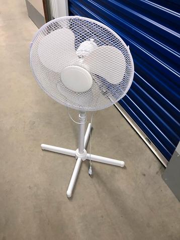 2 staande ventilators beschikbaar voor biedingen