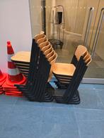 Gratis Stoelen en Tafeltjes Ophalen, Huis en Inrichting, Stoelen, Gebruikt, Ophalen of Verzenden, Vijf, Zes of meer stoelen, Metaal