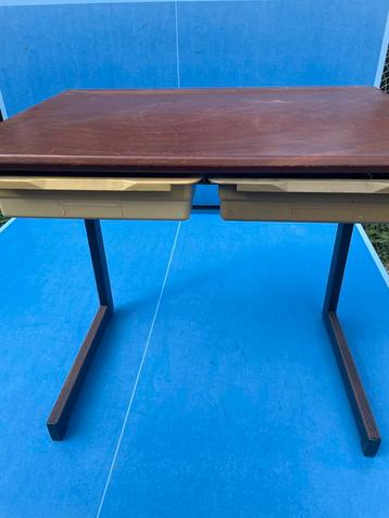 Vintage Lessenaar met Lades beschikbaar voor biedingen