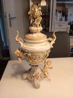 Antieke porseleinen vaas met engeltjes en bloemen, Ophalen of Verzenden