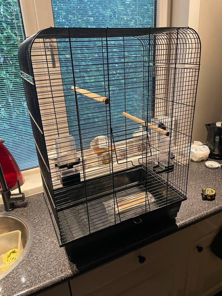 1 grote vogel kooi zwart Agaporniden, Dieren en Toebehoren, Vogels | Hokken en Kooien, Zo goed als nieuw, Vogelkooi, Metaal, Ophalen