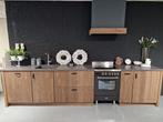 Showroomkeuken massief eiken, Ophalen, Bruin, Nieuw, Enkelwandige keuken