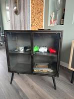 Stoer ijzeren kastje met geleefde look, Ophalen, Met plank(en), Gebruikt, 50 tot 100 cm