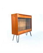 Vintage teakhouten vitrinekast ‘60, Huis en Inrichting, Met deur(en), Glas, Zo goed als nieuw, Vintage retro buisframe design rotan webbing papercord