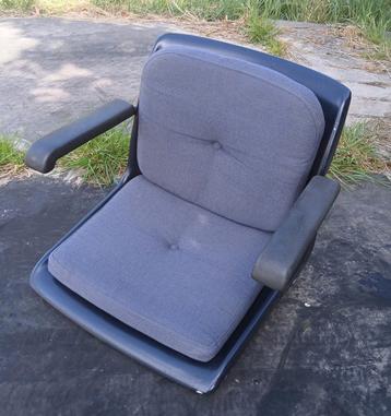  Bootstoelen 2 x Nieuwe kussens Evt met voet andere adverten beschikbaar voor biedingen