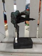 Bronzen beeld Klaas van den Berg, Ophalen