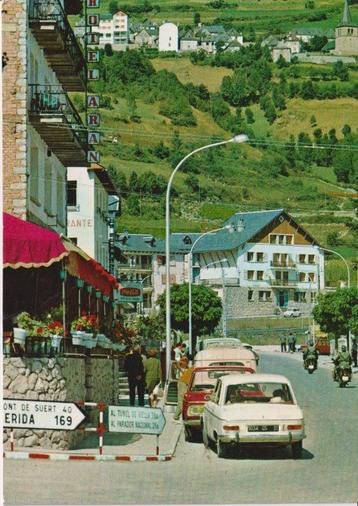 Spanje, Viella met auto's, BMW 2000, Peugeot 204 beschikbaar voor biedingen