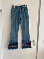 Flared Jeans met Geborduurde Details – S, Ophalen of Verzenden, Zo goed als nieuw, Blauw, W28 - W29 (confectie 36)