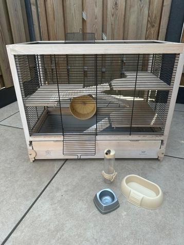 Houten hamster kooi beschikbaar voor biedingen