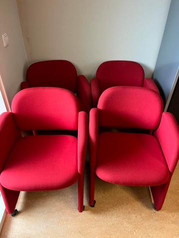 Ahrend  2vergadertafels en 4 vergaderstoelen laag model beschikbaar voor biedingen