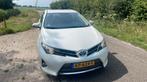 Toyota Auris 1.8 Full Hybrid 5DR CVT 2013 Wit exclusive, Auto's, Toyota, 65 €/maand, Zwart, 4 cilinders, Leder en Stof
