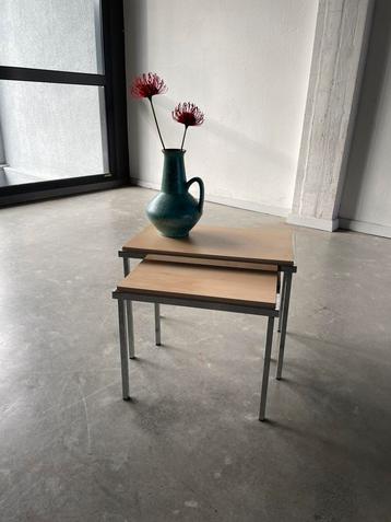 Oude tafeltjes vintage jaren beschikbaar voor biedingen