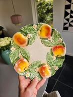 Oud bord met perziken in reliëf, Ophalen of Verzenden, Gebruikt, Overige stijlen, Bord(en)