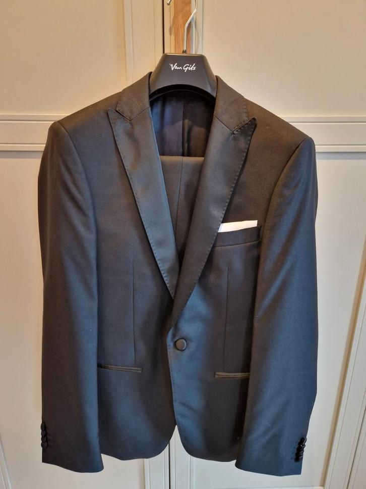 Smoking kostuum 46 Zwart Van Gils Baran (Bijenkorf) - Wol!, Kleding | Heren, Kostuums en Colberts, Zo goed als nieuw, Maat 46 (S) of kleiner
