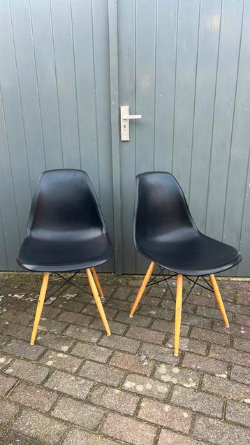 2 eetkamer stoelen zwart eames replica beschikbaar voor biedingen