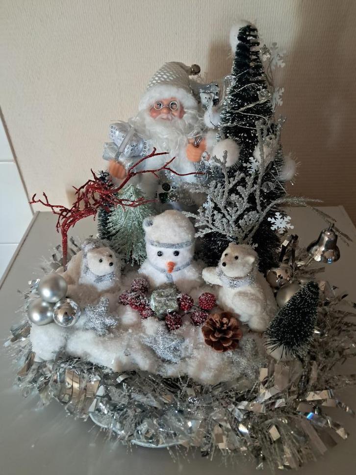 mooi uniek kerststuk met kerstman en ijsberen en licht, Diversen, Kerst, Nieuw, Ophalen of Verzenden