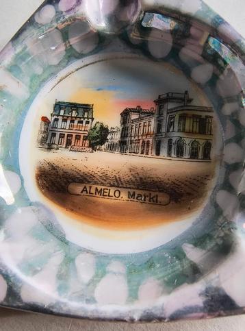 Polychrome souvenir asbakje Almelo Markt omstreeks 1900 beschikbaar voor biedingen