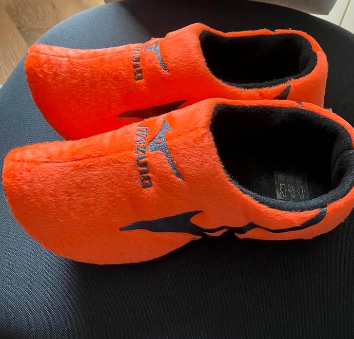 Sloffen - Mizuno, Sport en Fitness, Voetbal, Zo goed als nieuw, Schoenen, Maat XS of kleiner, Ophalen of Verzenden