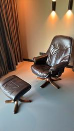 Lederen relaxstoel met bijbehorende voetenbankje, Huis en Inrichting, Fauteuils, Ophalen, Zo goed als nieuw, Leer