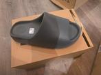 Yeezy slide slate marine maat 43, Kleding | Heren, Schoenen, Slippers, Ophalen of Verzenden, Zo goed als nieuw, Yeezy