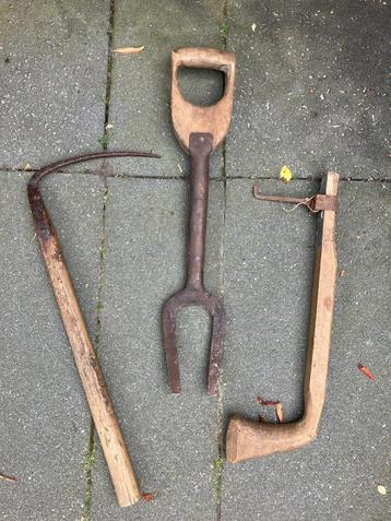 Antiek landbouw handgereedschap beschikbaar voor biedingen