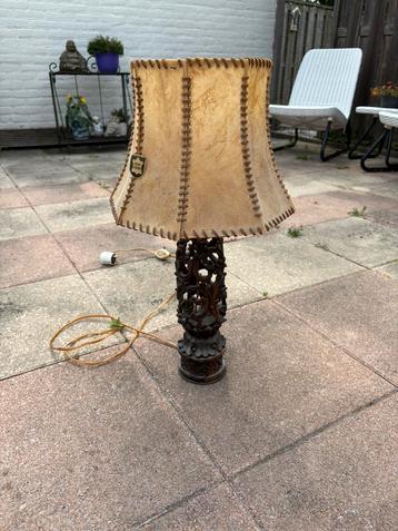 Vintage Tafellamp met Kalfslederen Kap en Houten Voet beschikbaar voor biedingen