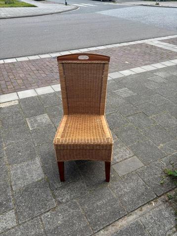Stoelen met bijbehorende tafel beschikbaar voor biedingen