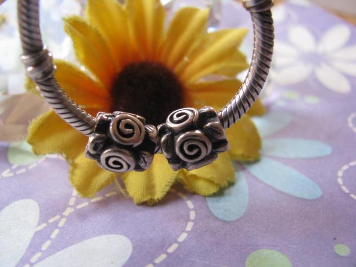 2 x Pandora bedel P139 = roosjes rondom in 1 koop =, Sieraden, Tassen en Uiterlijk, Bedels, Zo goed als nieuw, Pandora, Zilver