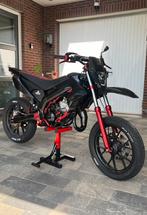 Volledig opgebouwde derbi senda 2015, Fietsen en Brommers, Brommers | Derbi, Ophalen, 6 versnellingen, Maximaal 45 km/u, Zo goed als nieuw