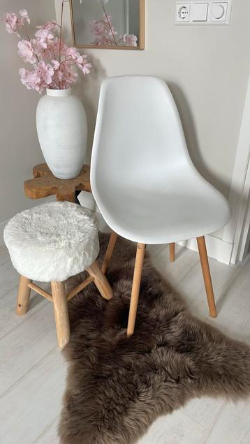 Witte stoel kunststof met houten poten beschikbaar voor biedingen