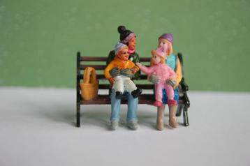 a day at the park. Lemax figurine voor in een kerstdorp beschikbaar voor biedingen