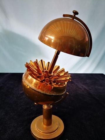 Unieke Vintage Globe Sigarettendispenser uit de Jaren '60 beschikbaar voor biedingen