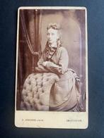 cdv carte de visite jongedame kapsel Greiner Amsterdam 1875, Verzamelen, Verzenden, Voor 1940, Zo goed als nieuw, Foto