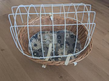 Grote mand voor huisdieren met beschermhoes voor op de voork beschikbaar voor biedingen