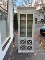 Mooie hoge lichtgrijze teak houten vitrinekast ‘Living home’, Huis en Inrichting, Kasten | Vitrinekasten, Ophalen, Met deur(en)