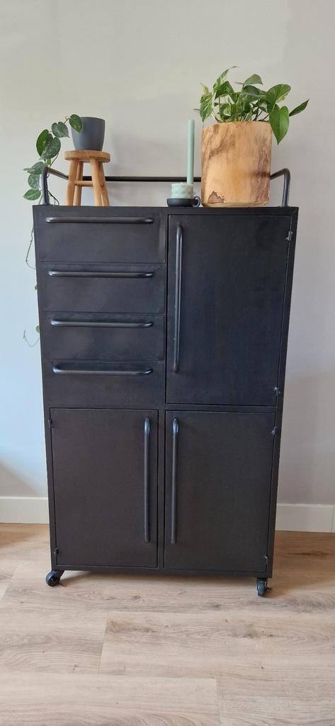 Ijzeren zwarte industriële kast, Huis en Inrichting, Kasten | Buffetkasten, Zo goed als nieuw, 100 tot 150 cm, 50 tot 100 cm, 25 tot 50 cm