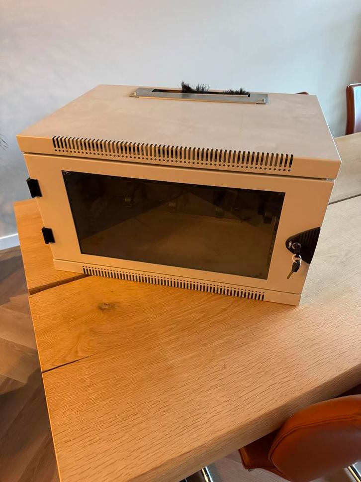 Patchkast 6U met rangeerpaneel 1U, Computers en Software, Serverkasten, Gebruikt, Glas, Plaatstaal, Ophalen